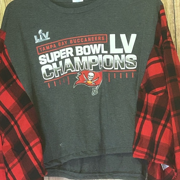 NWT Upcycled Buccaneers Cropped Flannel Tee Size L-XL - Picture 2 of 6